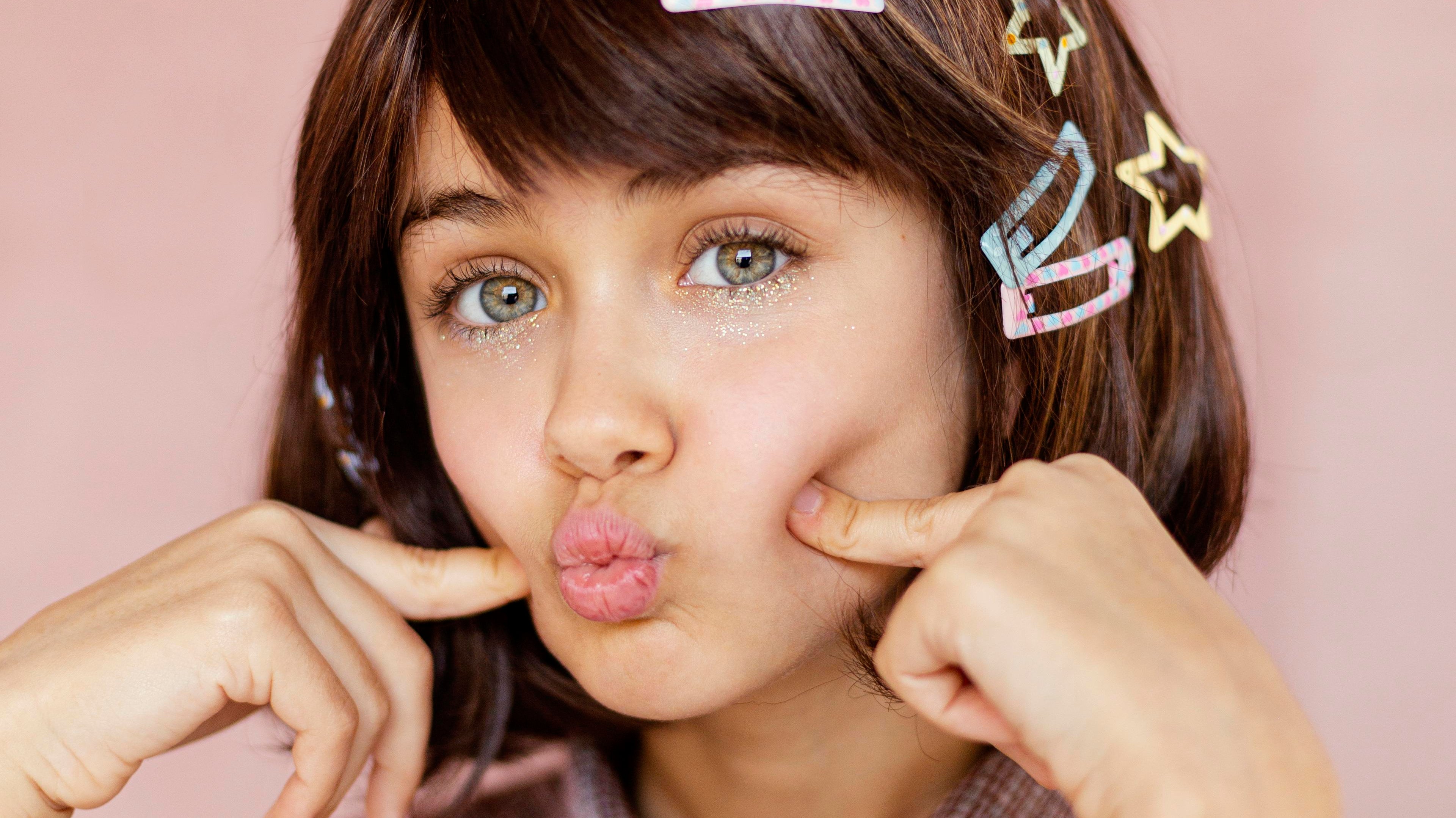 „Bunte Kinderhaarreifen und Haarspangen."mit Einhörnern, Waldtieren sowie silbernen und goldenen Designs – perfekte Accessoires für Mädchen.