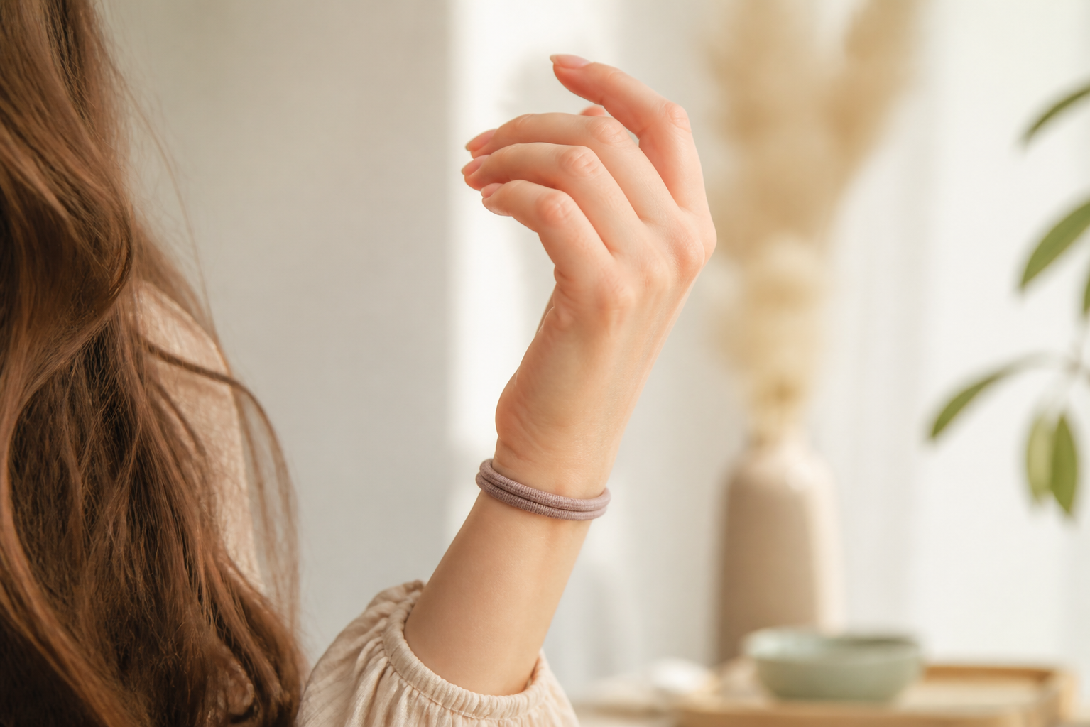 Haargummi am Handgelenk