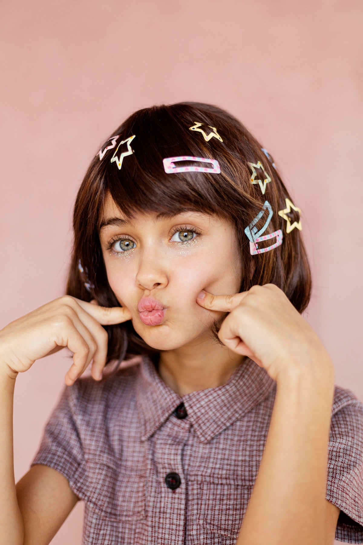 „Bunte Kinderhaarreifen und Haarspangen."mit Einhörnern, Waldtieren sowie silbernen und goldenen Designs – perfekte Accessoires für Mädchen.