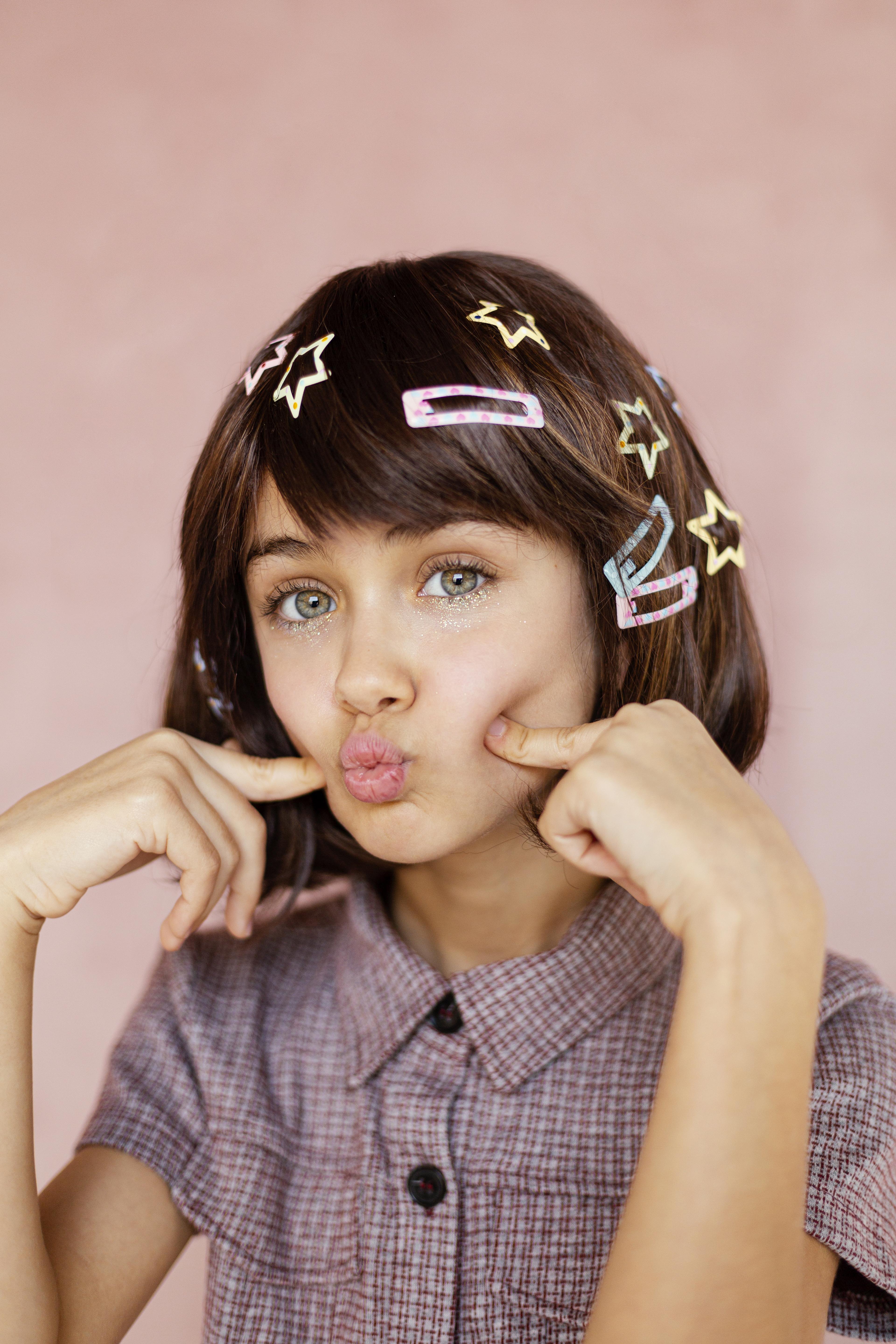 „Bunte Kinderhaarreifen und Haarspangen."mit Einhörnern, Waldtieren sowie silbernen und goldenen Designs – perfekte Accessoires für Mädchen.
